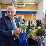Prezydent Tadeusz Truskolaski z bukietem tulipanów 