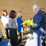 Prezydent Tadeusz Truskolaski wręcza kwiaty kobiecie 