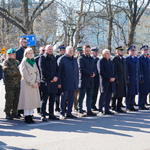 Uczestnicy wydarzenia stoją na baczność