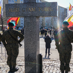 Warta honorowa stoi przy pomniku
