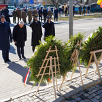 Prezydent Tadeusz Truskolaski pochyla głowę oddając hołd pod pomnikiem