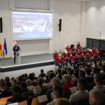 Uczestnicy wydarzenia słuchają przemówienia prezydenta Tadeusza Truskolaskiego
