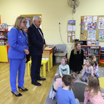 Dyrektor przedszkola oraz Prezydent Tadeusz Truskolaski odwiedzają grupę dzieci podczas zajęć