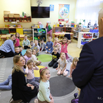 Dzieci z przedszkola rozmawiają z prezydentem Tadeuszem Truskolaskim