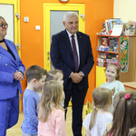 Prezydent Tadeusz Truskolaski wita się z dziećmi