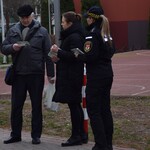 Funkcjonariusze Straży Miejskiej rozmawiają z mieszkańcami osiedla Białostoczek