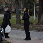 Funkcjonariusz Straży Miejskiej rozmawiają z mieszkańcami osiedla Białostoczek
