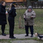 Funkcjonariusz Straży Miejskiej rozmawiają z mieszkańcami osiedla Białostoczek