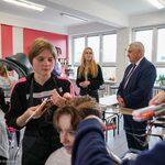 Prezydent Tadeusz Truskolaski odwiedza uczniów podczas zajęć z fryzjerstwa
