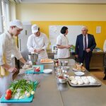 Prezydent Tadeusz Truskolaski wita się z uczniami oraz kucharkami w Zespole Szkół nr 16
