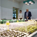 Prezydent Tadeusz Truskolaski wraz z dyrektorką Zespołu Szkół nr 16 zwiedzają szkołę