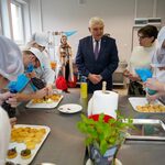 Prezydent Tadeusz Truskolaski obserwuje pracę uczniów w sali gastronomicznej