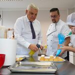 Prezydent Tadeusz Truskolaski pomaga w ozdabianiu ciastek
