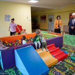 Dzieci podczas zabaw w basenie z kulkami
