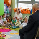 Prezydent Tadeusz Truskolaski czyta dzieciom książkę