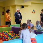 Prezydent Tadeusz Truskolaski rozmawia z opiekunkami żłobka