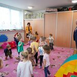 Prezydent Tadeusz Truskolaski podziwia tańczące w żłobku dzieci