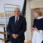 Prezydent Tadeusz Truskolaski podziwia salę gimnastyczną