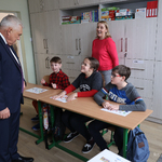 Prezydent Tadeusz Truskolaski podczas rozmów z uczniami na sali lekcyjnej