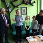 Prezydent Tadeusz Truskolaski w bibliotece szkolnej