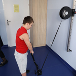 Chłopiec podczas ćwiczeń rehabilitacyjnych