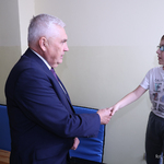 Prezydent Tadeusz Truskolaski wita się z uczniem