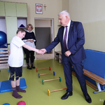 Uczeń podaje dłoń prezydentowi Tadeuszowi Truskolaskiemu