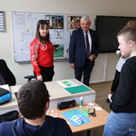 Prezydent Tadeusz Truskolaski odwiedza dzieci w sali lekcyjnej