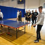 Prezydent Tadeusz Truskolaski podczas gry w tenisa stołowego z uczniem