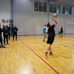 Prezydent Tadeusz Truskolaski obserwuje młodzież podczas zajęć z w-fu w Zespole Szkół Mechanicznych