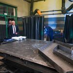 Prezydent Tadeusz Truskolaski odwiedza uczniów podczas zajęć praktycznych w Zespole Szkół Mechanicznych