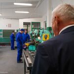 Prezydent Tadeusz Truskolaski obserwuje uczniów podczas zajęć praktycznych
