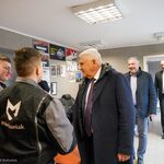 Prezydent Tadeusz Truskolaski wita się z uczniami w Zespole Szkół Mechanicznych