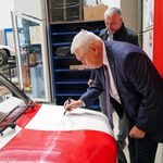 Prezydent Tadeusz Truskolaski podpisuje się na masce Fiata 126p