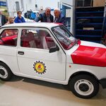 Biało - czerwony Fiat 126 p