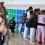 Uczniowie korzystają z szafek