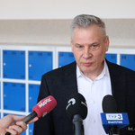 Dyrektor szkoły przemawia podczas konferencji prasowej