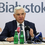Prezydent Tadeusz Truskolaski przemawia podczas konferencji prasowej