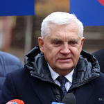 Prezydent Tadeusz Truskolaski przemawia podczas konferencji prasowej 