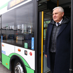 Prezydent Tadeusz Truskolaski wysiada z autobusu Białostockiej Komunikacji Miejskiej