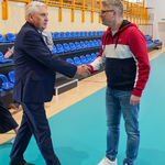 Prezydent Tadeusz Truskolaski wita się z nauczycielem na sali gimnastycznej