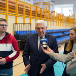Prezydent Tadeusz Truskolaski przemawia podczas konferencji prasowej