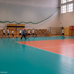Uczniowie podczas zajęć w-fu na sali gimnastycznej