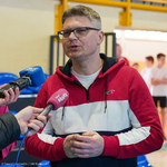 Nauczyciel zabiera głos podczas konferencji prasowej