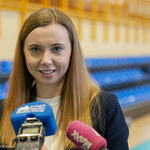 Radna Jowita Chudzik przemawia podczas konferencji prasowej 