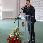 Absolwent VLO Paweł Małaszyński przemawia podczas uroczystości 