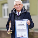 Prezydent Tadeusz Truskolaski trzyma w dłoniach nagrodę oraz certyfikat