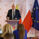 Prezydent Tadeusz Truskolaski przemawia z mównicy podczas sesji Rady Miasta 