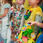 Dzieci prazentują stroje wykonane z materiałów przeznaczonych do recyklingu