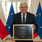 Prezydent Tadeusz Truskolaski prezentuje otrzymaną nagrodę
